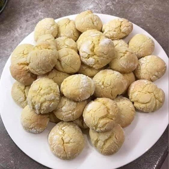 Bacetti al Bergamotto on a plate, traditional Calabrian cookies made with bergamot and shortcrust pastry.