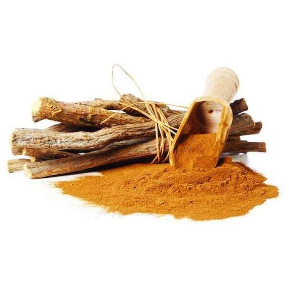 Polvere Biologica di Liquirizia DOP Calabrese e radici di liquirizia, ideale per dolci e liquori.