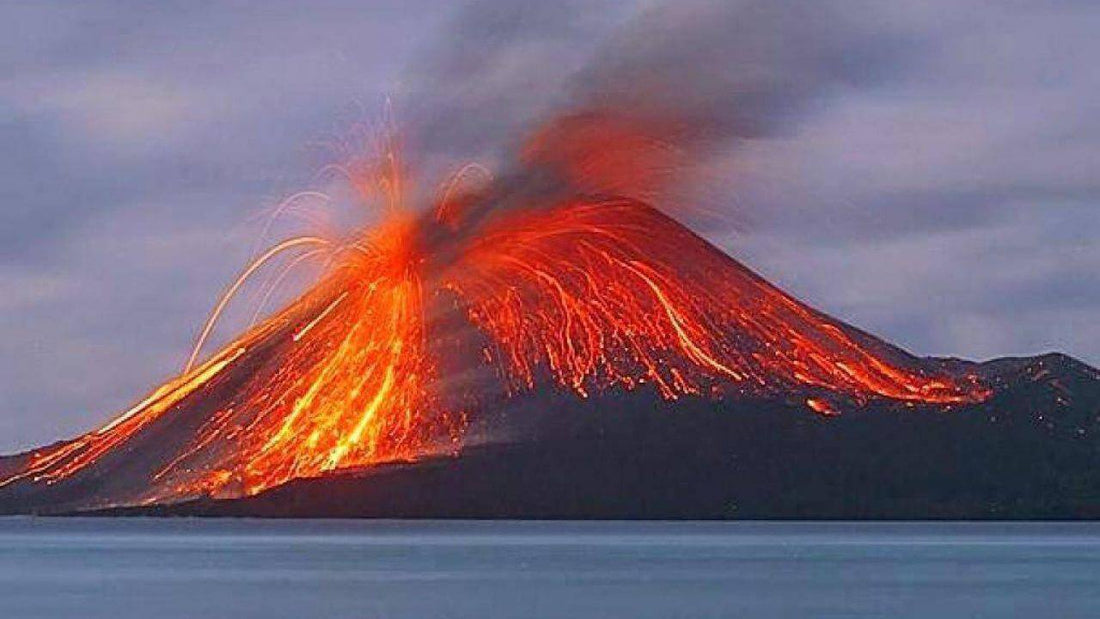 Stromboli - isola delle Eolie con il vulcano attivo che emerge dal mare di notte con colate laviche
