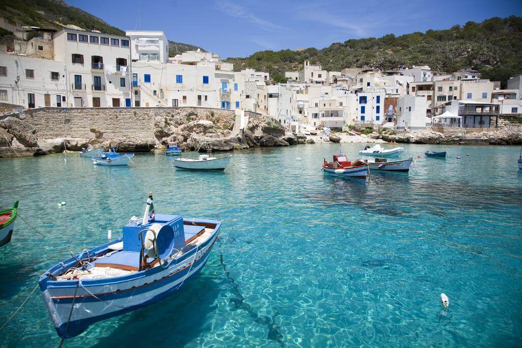Levanzo - la più piccola delle Isole Egadi con porticciolo, case bianche e mare cristallino