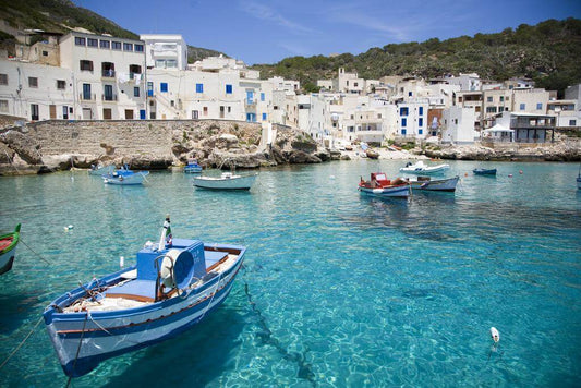 Levanzo - la più piccola delle Isole Egadi con porticciolo, case bianche e mare cristallino