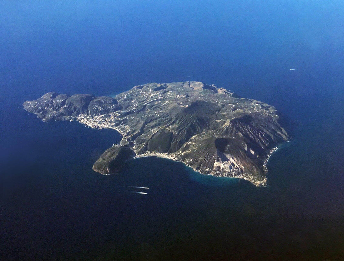 Vista aerea di Lipari - isola principale delle Eolie con mare blu e vegetazione mediterranea