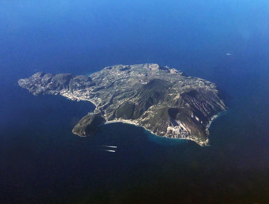Vista aerea di Lipari - isola principale delle Eolie con mare blu e vegetazione mediterranea