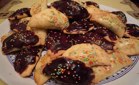 Petrali calabresi - biscotti natalizi ripieni di fichi secchi, mandorle e miele con glassa e codette colorate