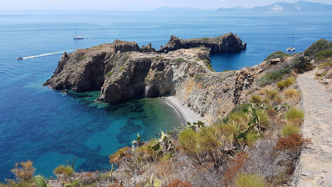 Panarea - la più piccola delle Isole Eolie con case bianche, mare cristallino e fondali vulcanici