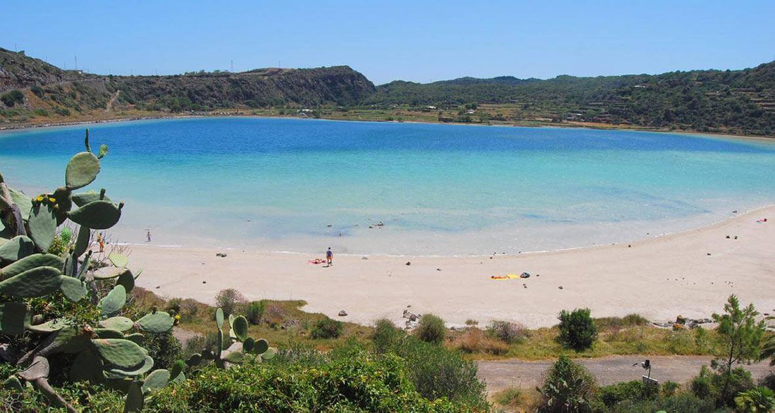Pantelleria - dammusi in pietra lavica, giardini panteschi e mare cristallino tra colate vulcaniche