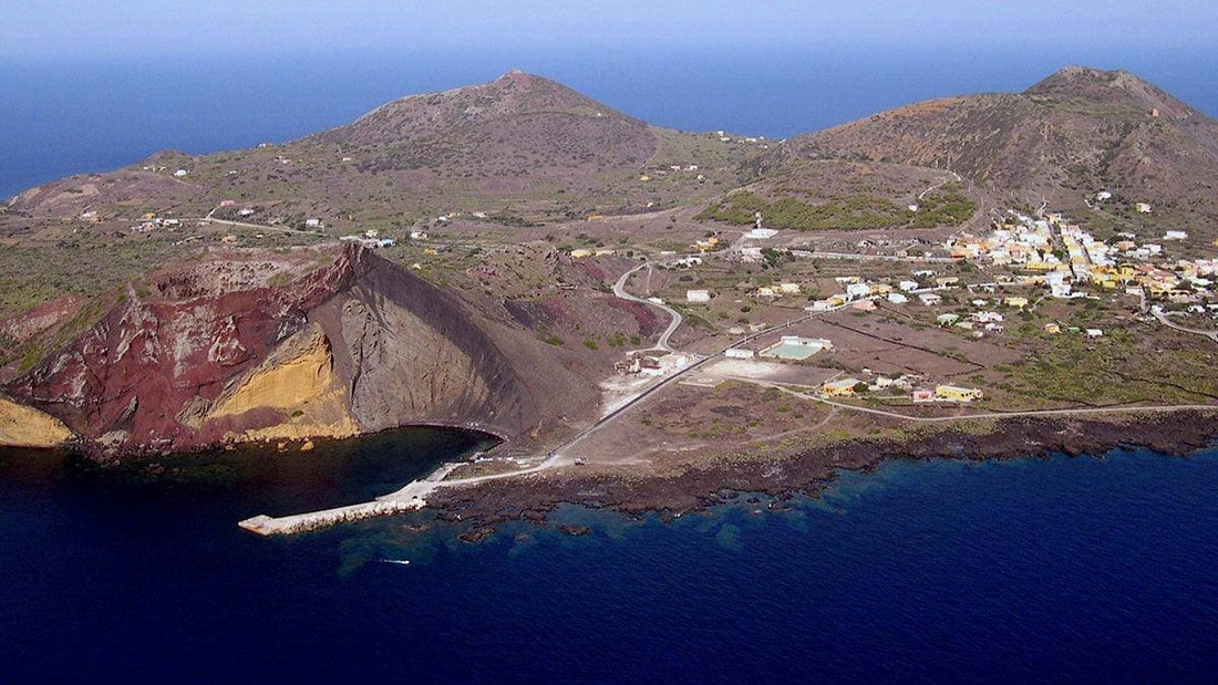 Linosa - spiaggia della Pozzolana con tartarughe Caretta caretta e mare cristallino delle Isole Pelagie