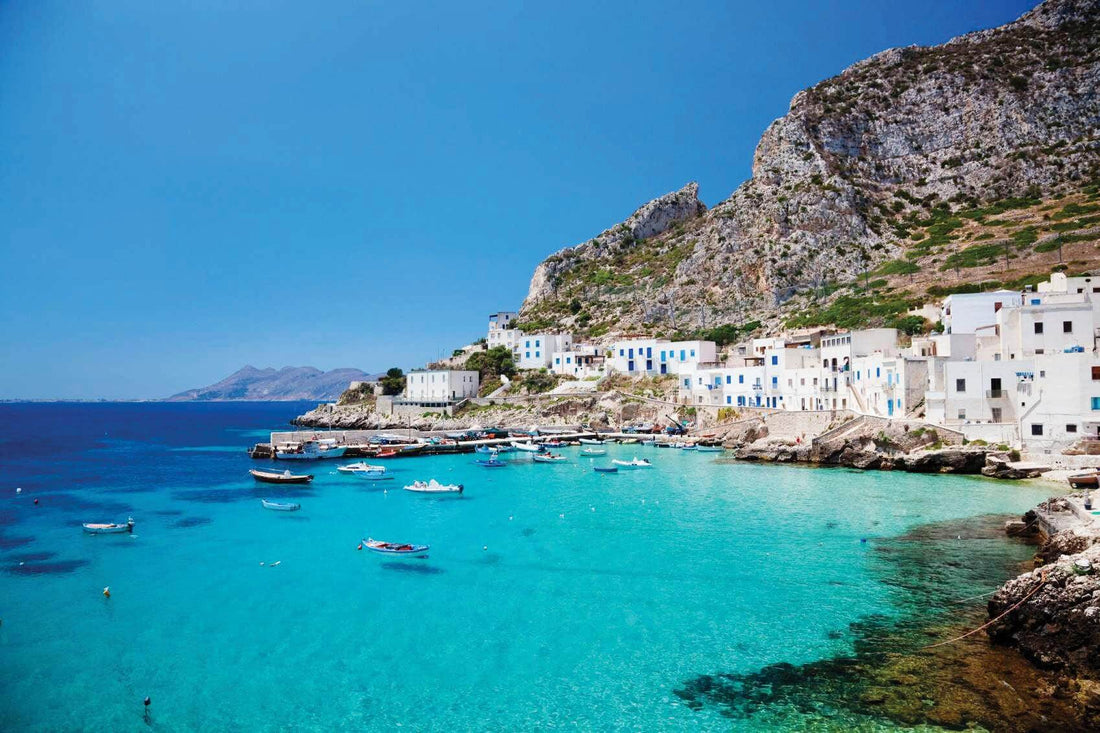 Alicudi - isola delle Eolie con cono vulcanico, erica selvatica e viottoli di pietra lavica