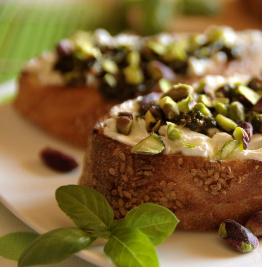 Crostini con Pesto di Pistacchio e Primo Sale Siciliano