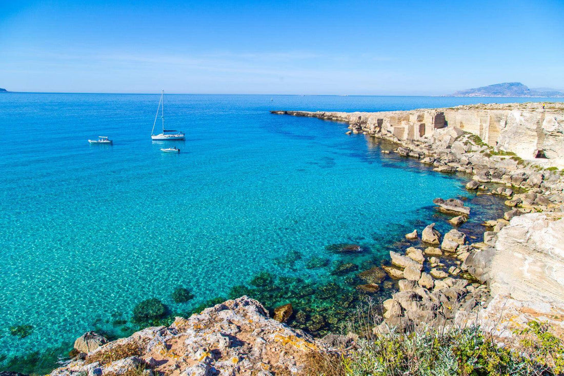Favignana - isola delle Egadi con la tonnara storica, porto e mare cristallino