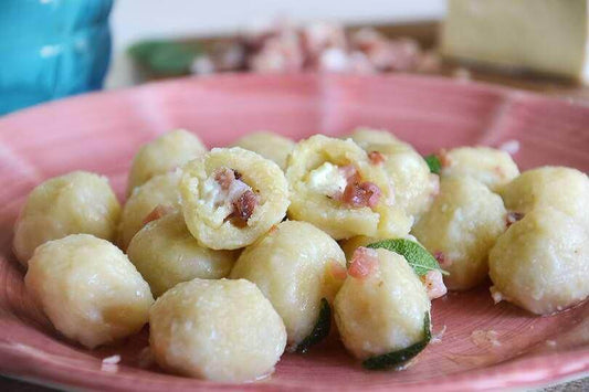 Gnocchetti a sorpresa ripieni di prosciutto crudo e mortadella in brodo con Parmigiano Reggiano