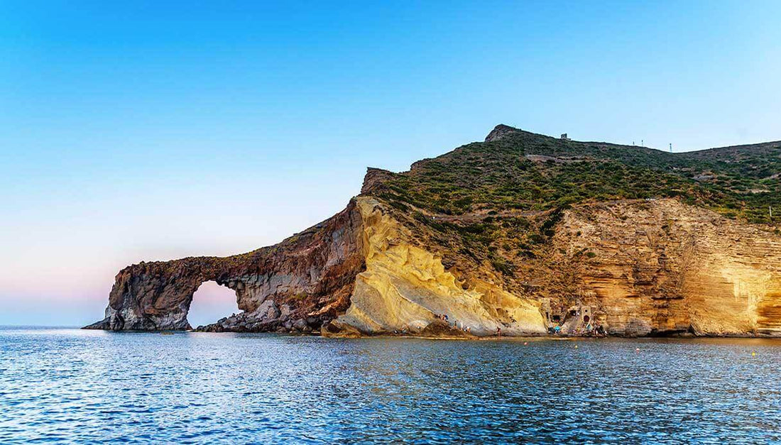 Salina - isola delle Eolie con vigneti di Malvasia, capperi e la baia di Pollara