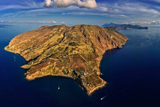 Isola di Vulcano nelle Eolie con il Gran Cratere della Fossa, fanghi termali e mare blu
