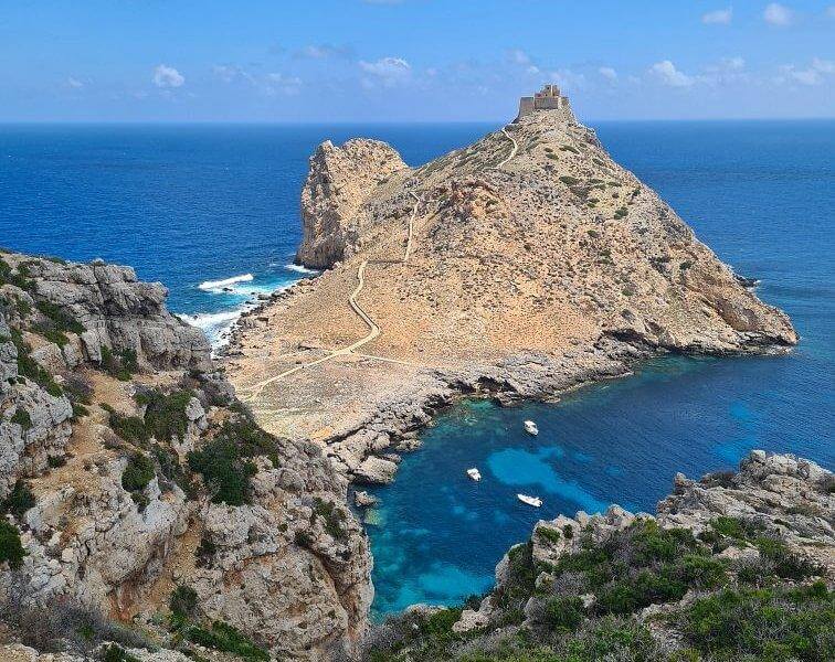 Marettimo - isola delle Egadi con scogli dolomitici rosati, grotte marine e calette cristalline