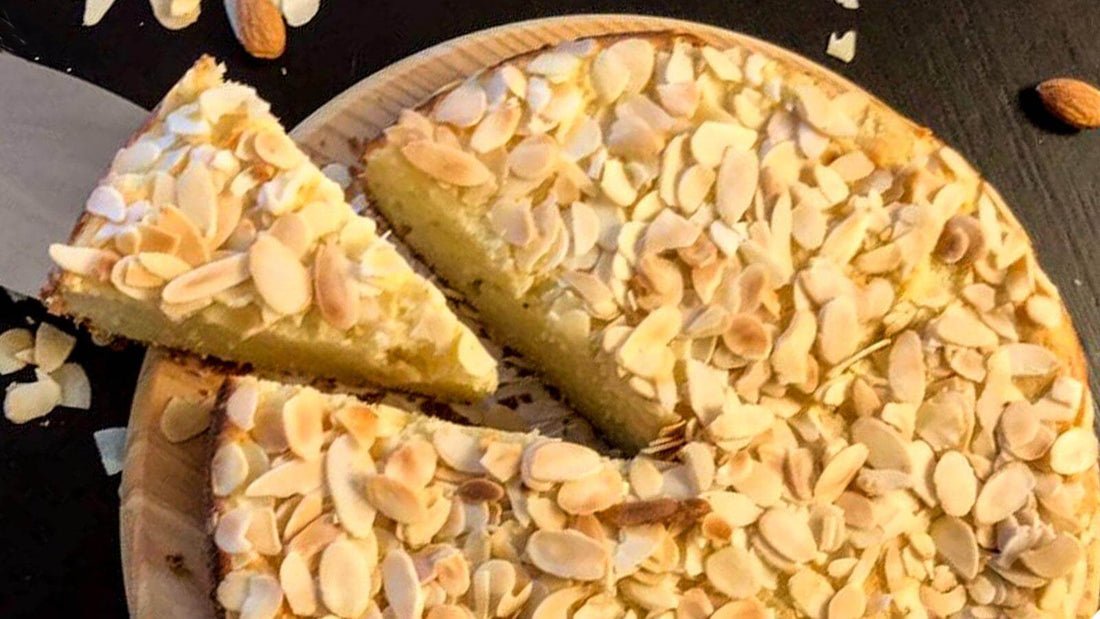 Torta di mandorle calabrese con crostata di pasta frolla al marsala e ripieno di mandorle affettata su tagliere