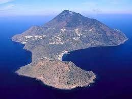Filicudi - isola delle Eolie con Capo Graziano, costa rocciosa vulcanica e mare cristallino