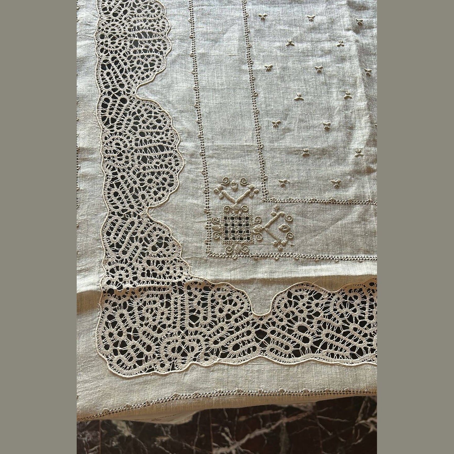Antica tovaglia Burano in pizzo con dettagli artigianali per 12 posti, made in Italy anni '50.
