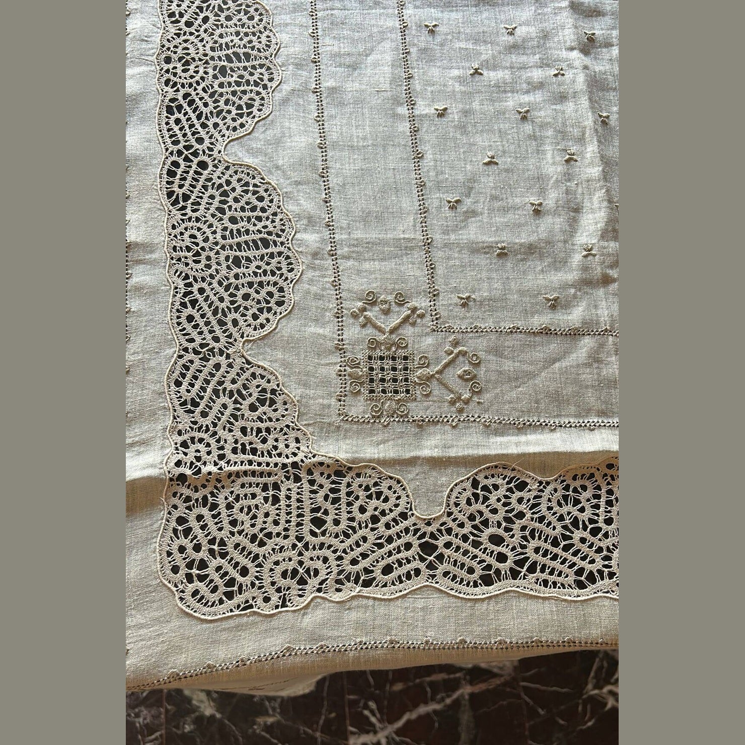 Antica tovaglia Burano in pizzo con dettagli artigianali per 12 posti, made in Italy anni '50.