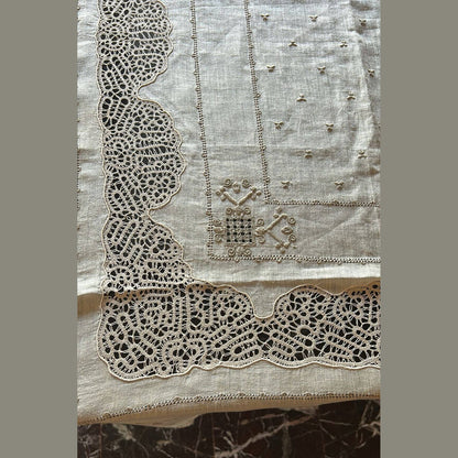 Antica tovaglia Burano in pizzo con dettagli artigianali per 12 posti, made in Italy anni '50.