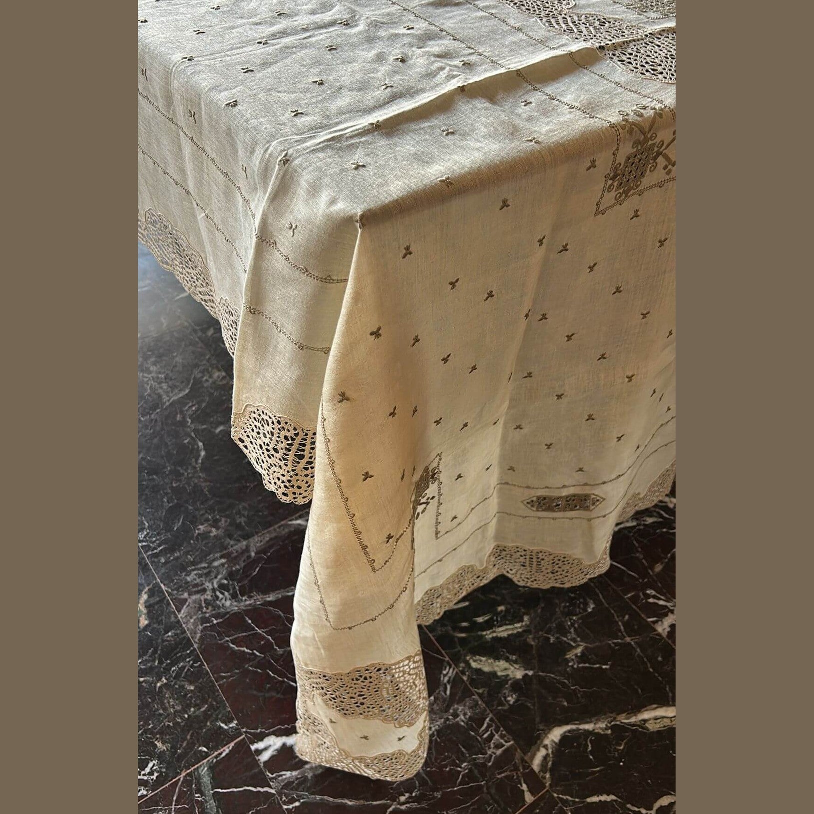 Antica tovaglia Burano in pizzo, tavola per 12 posti, artigianale anni '50, ricca di merletti e dettagli unici.