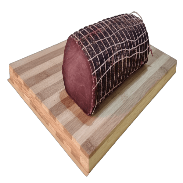 Bresaola di Tonno del Mediterraneo, salume ittico di tonno magro essiccato, su tagliere di legno.