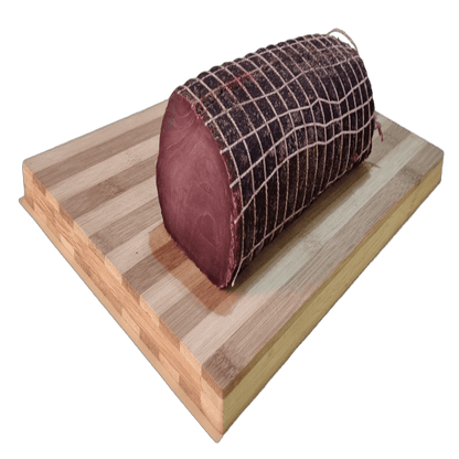 Bresaola di Tonno del Mediterraneo, salume ittico di tonno magro essiccato, su tagliere di legno.