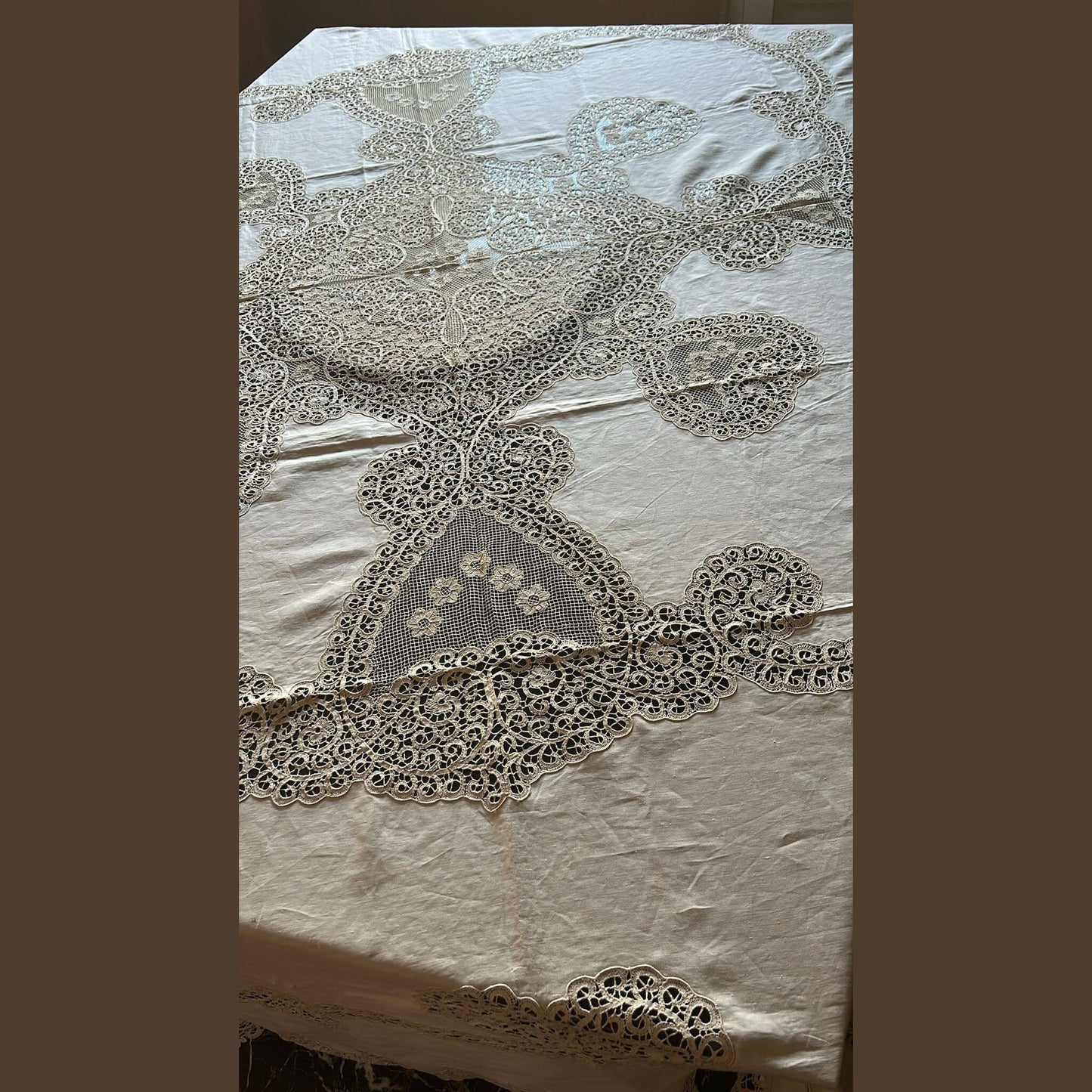 Copriletto di Burano in lino con pizzo, ricamo artigianale degli anni '50, originale made in Italy.