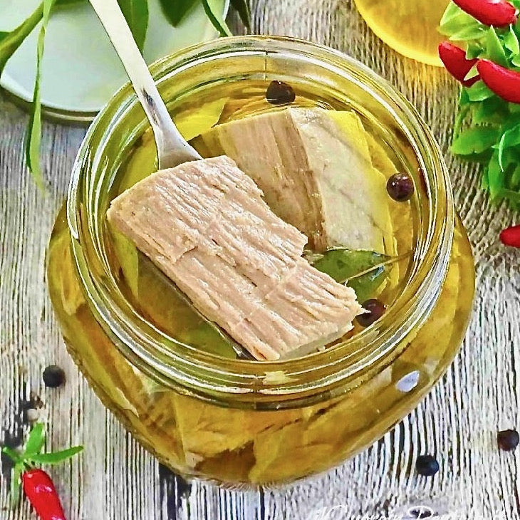 Filetti di Tonno Calabrese in olio d'oliva, filetti conservati in vetro con spezie e aromi.
