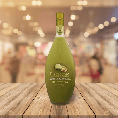 Bottiglia di Liquore Crema di Pistacchio di Sicilia 50 cl su tavolo di legno, sfondo sfocato di negozio.