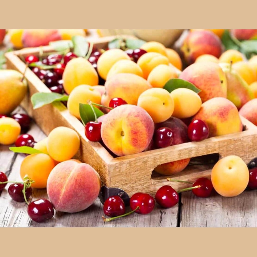 Cassetta Mix Frutta di Stagione con pesche, albicocche e ciliegie fresche appena raccolte.
