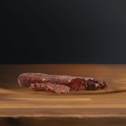 Salsiccia Grecanica Calabrese stagionata ed affumicata naturalmente su un tagliere in legno.