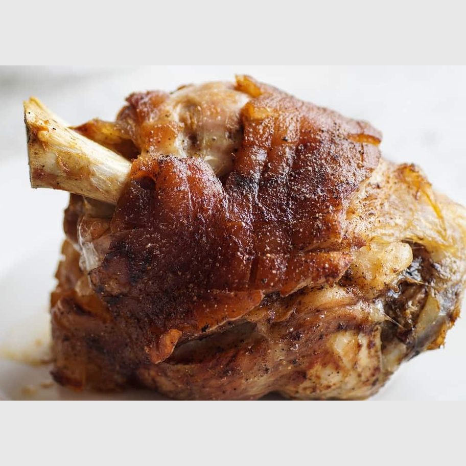 Stinco di maiale cotto al Cirò Rosso DOCG, carne tenera e saporita, piatto tradizionale pronto da gustare.
