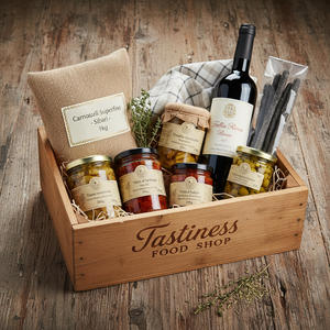 box cena gourmet with Italian gourmet products including wine, olives, and traditional condiments.