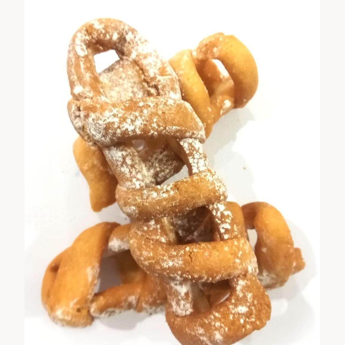 Dolcetti tipici calabresi - nacatole dolci a forma di spirale con zucchero a velo.