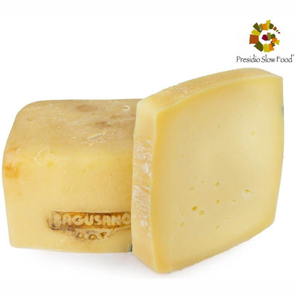 Caciocavallo Ragusano DOP semistagionato in trancio, un formaggio tradizionale italiano.
