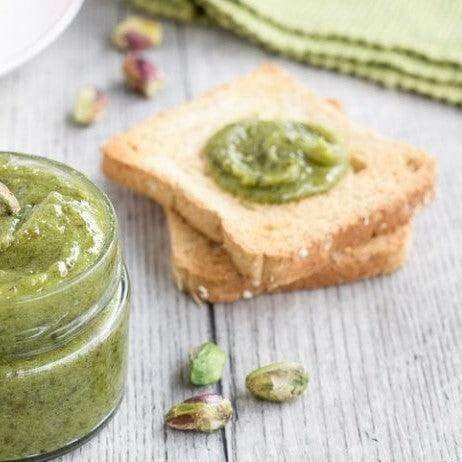 Crema spalmabile dolce di Pistacchio su pane, un delizioso accompagnamento per dolci e gelati.
