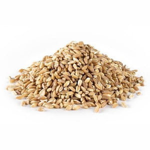 Farro di Kalabrien grain pile, rich in nutrients and ideal for soups and summer salads.