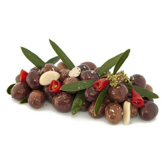 Olive Nere Monacali condite artigianalmente con peperoncino, aglio e prezzemolo su sfondo bianco.