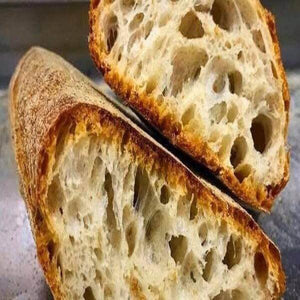 Pane casereccio calabrese con crosta dorata, tipico della tradizione e cotto in forno a legna.