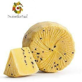 Piacentinu Ennese Dop formaggio pecorino a pasta dura con crosta gialla e aroma di zafferano.