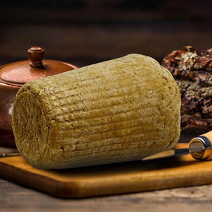Ricotta Sarda Stagionata e Affumicata in fascelle di legno su un tagliere di legno