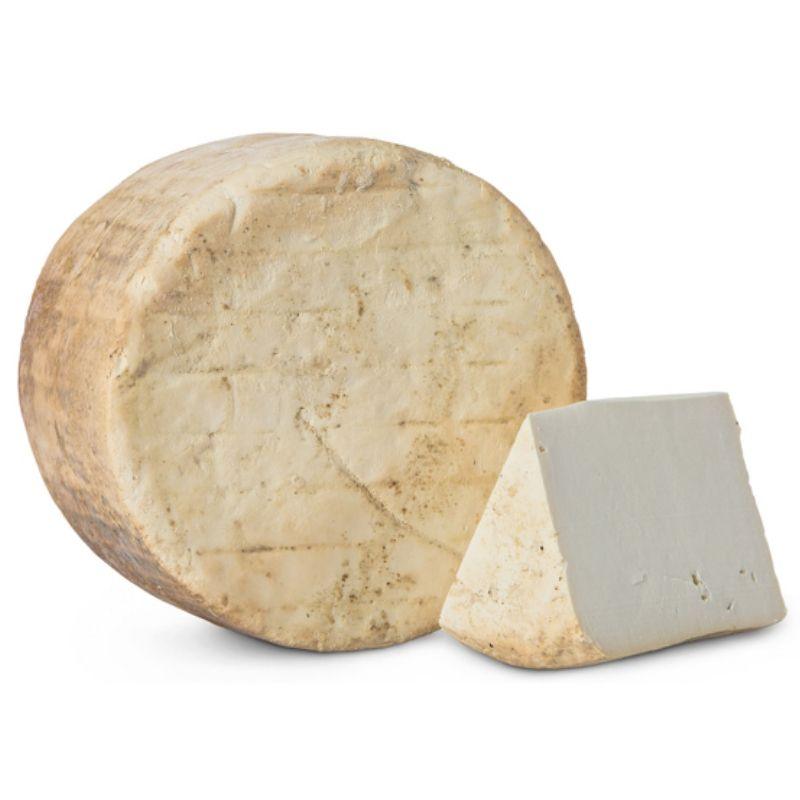 Ricotta Sarda Stagionata e Affumicata in fascelle di legno, formaggio tipico della Sardegna.