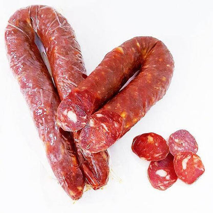 Salsiccia Curva Calabrese in forma di cuore con fette affettate, autentico salame calabrese piccante.