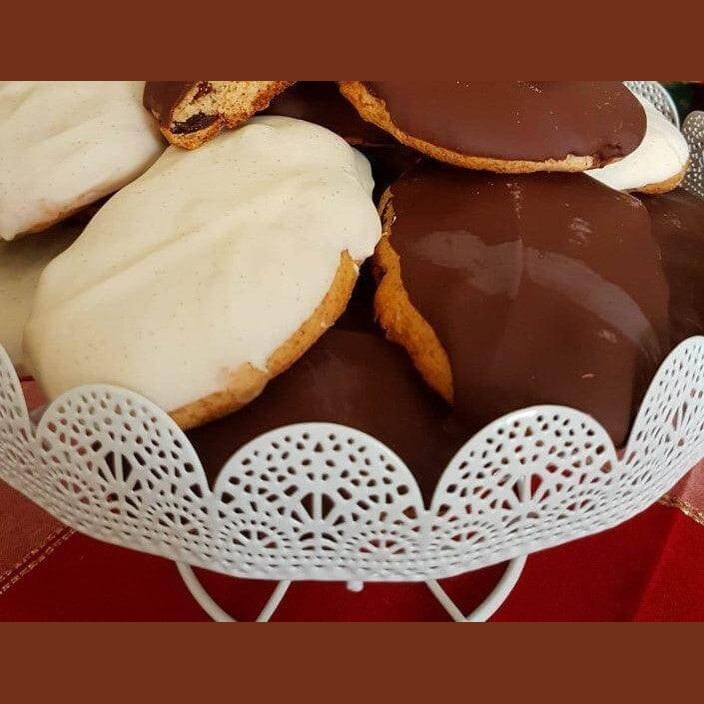 Susumelle calabresi dolcetti secchi tipici della calabria con glassa al cacao e limone.